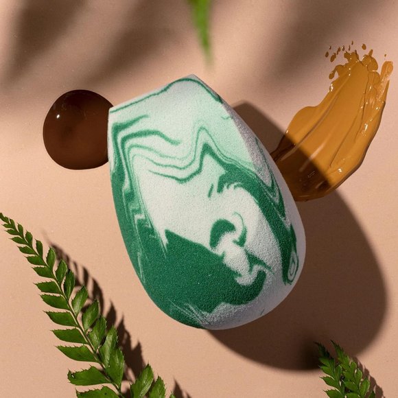 Five Eyeshadow Blush Bronzer Eyeliner Foundation Makeup Brush and Sponge Kit - Picture 8 of 12